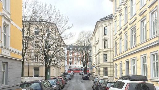 Biler parkert på sidene av en vei i Reichweins gate
